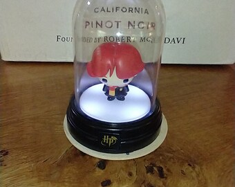 HARRY POTTER Figura iluminada de Ronald Weasley debajo de una cúpula