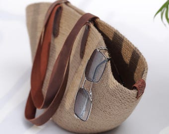Sac de plage en jute fait main, poignées en cuir, écusson brodé