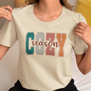 Camiseta estética de temporada acogedora / Camiseta de otoño con letras universitarias / Ropa de otoño / Camiseta de otoño