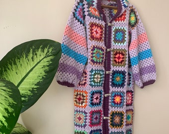 Oma Square Häkel-Cardigan | Jacke im afghanischen Stil | Plus-Size-Mantel mit Knöpfen | Mehrfarbiger gehäkelter Kapuzenpullover