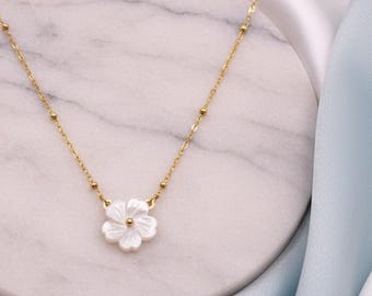 Gold Flower Pendant Necklace, Dainty Pearl Jewellery, Adjustable Satellite Chain, Elegant Fashion, Minimal Design, Unique Present for Wife