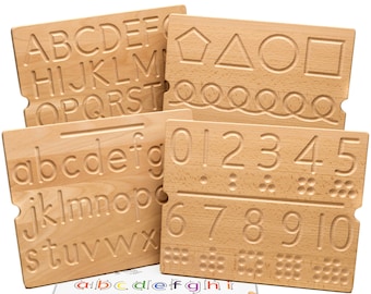 Puede incluir: Conjunto de cinco tableros de trazado de madera para aprender letras, números y formas. Los tableros presentan letras, números y formas en relieve para trazar con un estilete. El conjunto incluye una hoja de letras del alfabeto para referencia.