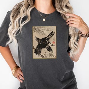 Könnte beinhalten: Ein Set aus drei Keramikbechern mit gesprenkelter, matter Oberfläche. Jeder Becher hat eine andere Farbe: hellblau, cremefarben und grau. Die Becher haben ein schlichtes, modernes Design und einen bequemen Griff.