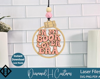 Fichier découpé au laser à l'époque des amoureux des livres, ornement de breloque pour voiture SVG Désodorisant pour voiture amateur de livres, cadeau livresque rétro, Glowforge, fichiers PDF AI prêts pour le laser