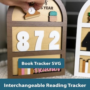 Può includere: Un tracker di lettura in legno a forma di arco con cornice marrone scuro e sfondo in legno chiaro. Presenta grandi numeri bianchi 872, una piccola icona di orologio, un cactus verde e ritagli di libri colorati. Il testo recita READ THIS YEAR.