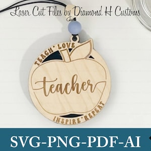 Pode incluir: Um enfeite de madeira em forma de maçã para apreciação de professores. A palavra "teacher" está em itálico, com "Teach Love Inspire Repeat" ao redor da borda da maçã. O enfeite é preso a um fio preto com uma conta azul. O texto na parte inferior diz "SVG-PNG-PDF-AI".