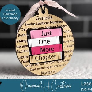 Puede incluir: Adorno de madera cortado con láser con las palabras "Just One More Chapter" en diseños de libros apilados. El adorno es redondo con nombres de libros de la Biblia alrededor del borde. Incluye el texto "Descarga instantánea Laser Ready".