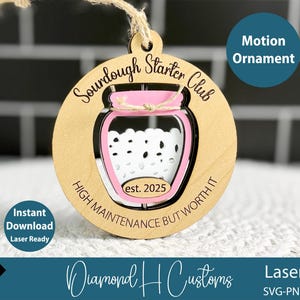 Könnte beinhalten: Holzornament mit einem Design eines rosa und weißen Sauerteigstarter-Glases. Das Ornament trägt den Text "Sourdough Starter Club" und "High Maintenance But Worth It". Enthält den Text "est. 2025".