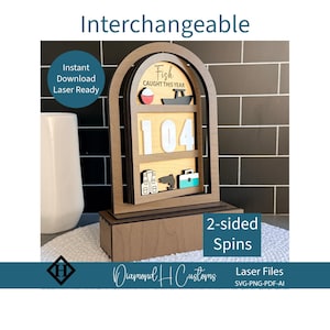 Puede incluir: Exhibición de madera intercambiable con temática de pesca con el texto "Fish Caught This Year" y el número "104". Incluye un barco, una caja de aparejos y un chaleco de pesca. La exhibición está lista para láser y tiene una función de giro de 2 caras.