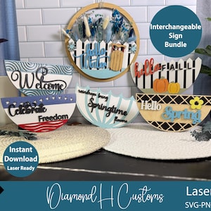Puede incluir: Una colección de letreros de madera intercambiables con temas de temporada. Los diseños incluyen "Welcome", "Hello Winter", "Hello Fall", "Hello Spring" y temas patrióticos. Los letreros están listos para láser y presentan varios colores y patrones.