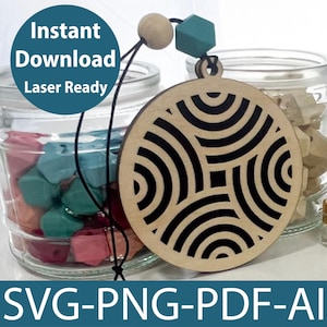 Puede incluir: Un adorno redondo de madera con un patrón geométrico en blanco y negro. El adorno está colgado de una cuerda con cuentas de madera y turquesa. El texto "Descarga instantánea Listo para láser" es visible en la imagen.