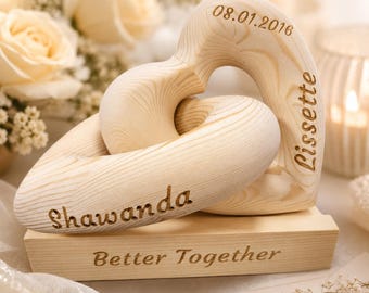 Personalisierte Erinnerungsstücke aus Holz in Herzform mit eingravierten Namen und Datum zur Hochzeit