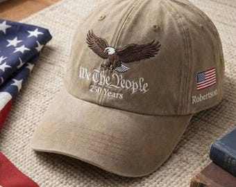 Gorra bordada con nombre personalizado "Vintage Dad" de We The People: 250th Anniversary