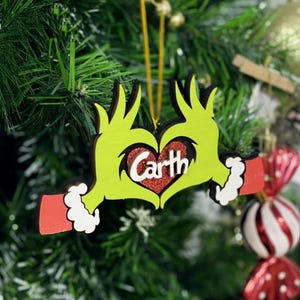 Personnalisez votre ornement Grinch | Noël 2025 | Ornement Grinch pour enfants | Personnaliser le cadeau des Fêtes | Ornements Grinch | Étiquette Grinch | Prénom Ornement