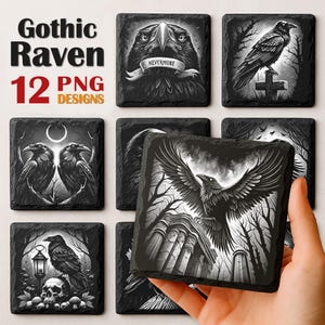 Op de afbeelding: Gothic Raven PNG-ontwerpen op zwarte vierkante onderzetters. De onderzetters tonen ravenillustraties met gotische thema's, waaronder een raaf met uitgespreide vleugels, een raaf op een kruis en het woord "Nevermore".