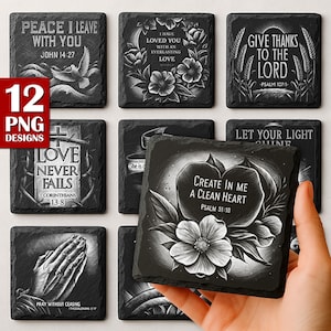 Op de afbeelding: Een verzameling vierkante zwarte leistenen onderzetters met wit gegraveerde religieuze teksten en illustraties, waaronder een duif, bloemen, biddende handen en korenaren, met de tekst 12 PNG DESIGNS zichtbaar aan de linkerkant van de afbeelding.