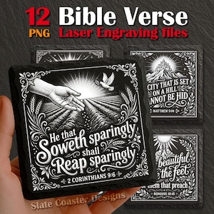 Könnte beinhalten: Ein Set aus Schieferuntersetzern mit lasergeätzten Bibelversen in Weiß auf schwarzem Hintergrund. Die Untersetzer zeigen verschiedene Designs, darunter Text und Illustrationen einer Hand, die Samen sät, eine Stadt auf einem Hügel.