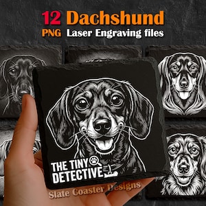 Può includere: Un set di sottobicchieri in ardesia nera con dettagliate illustrazioni a tratto bianco di cani bassotto. Un sottobicchiere mostra il testo "THE TINY DETECTIVE". L'immagine include anche il testo "12 Dachshund PNG Laser Engraving files".