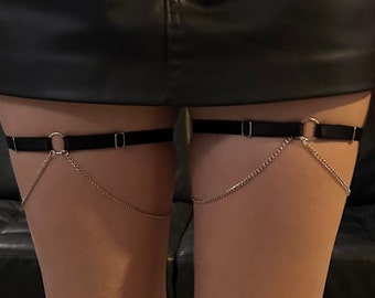 set van 2 elastische zwarte beenkousenbanden met kettingen cadeau onderkleding in gotische stijl