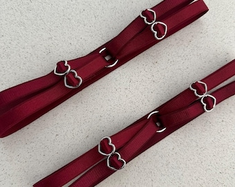 Set van 2 verstelbare bordeauxrode dij jarretels met zilverkleurige hartdetails