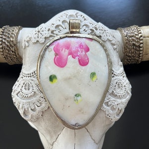 SACRED FEMININITY Gelöteter Metallanhänger, zart kraftvoll, Stärke & Erfolg, Glück und Wohlstand