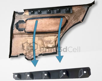 Può includere: Un pannello di portiera di auto in plastica nera con una fodera in tessuto marrone. Due frecce blu puntano verso il basso su una modanatura in plastica nera con diversi fori. Il testo "Print3dCell" è stampato sulla modanatura.