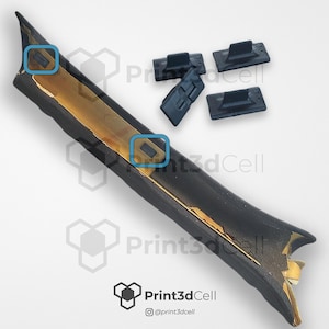 Peut inclure: Une garniture intérieure de voiture noire avec deux clips rectangulaires et quatre clips noirs supplémentaires. La garniture a un intérieur de couleur or et est étiquetée avec le texte "Print3dCell" et le nom d'utilisateur Instagram "@print3dcell".