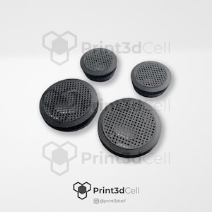 Op de afbeelding: Vier zwarte, cirkelvormige objecten met een geperforeerd oppervlak zijn gerangschikt op een witte achtergrond. De objecten lijken 3D-geprint te zijn, met een getextureerde, matte afwerking. De objecten zijn van verschillende grootte, met een honingraatachtig patroon.