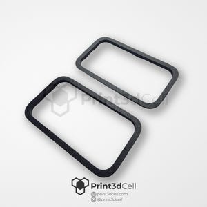 Op de afbeelding: Twee rechthoekige frames van zwart plastic. De frames zijn iets verschillend in grootte en liggen op een wit oppervlak.