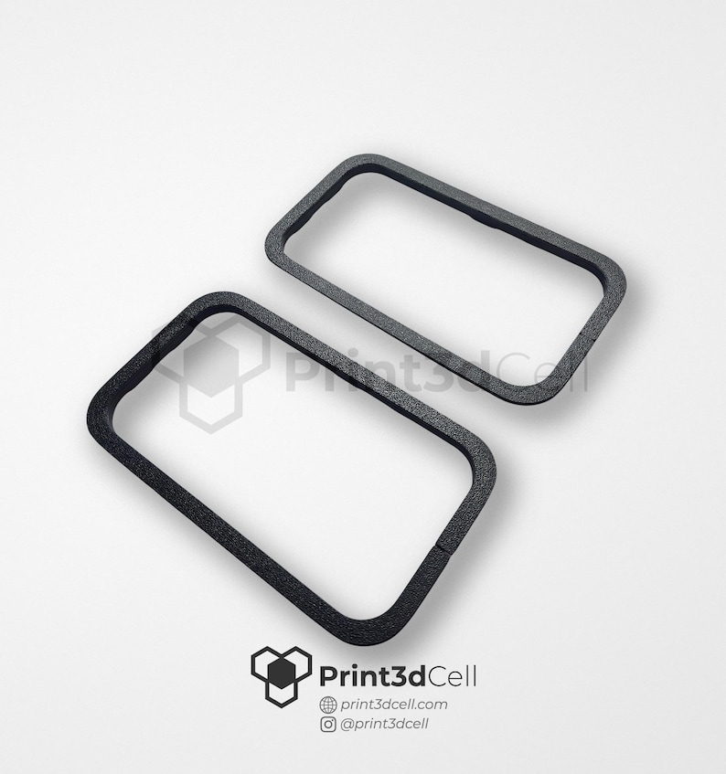 Op de afbeelding: Twee rechthoekige frames van zwart plastic. De frames zijn iets verschillend in grootte en liggen op een wit oppervlak.