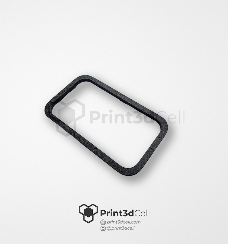Op de afbeelding: Zwart plastic frame, rechthoekig met afgeronde hoeken. Het frame is ontworpen om een telefoon of ander apparaat te houden.