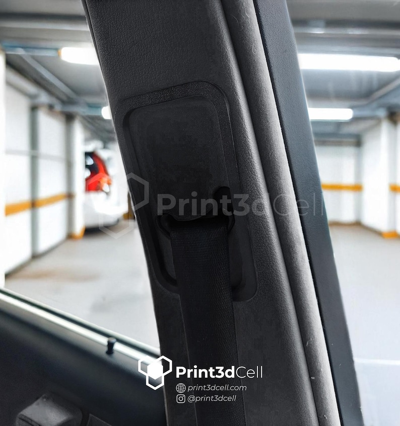 Op de afbeelding: Close-up van een zwarte autogordelgesp en -band, met een zwarte kunststof behuizing. De gesp bevindt zich in ingetrokken positie. De autogordel bevindt zich in een auto-interieur.
