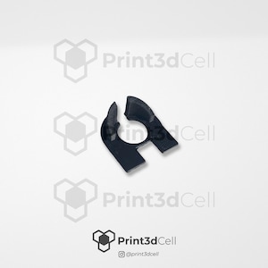Può includere: Un componente nero stampato in 3D con una forma unica, caratterizzato da un'apertura circolare centrale e due bracci angolati. Il testo "Print3dCell" è visibile sullo sfondo, insieme a un logo e a un handle di social media.