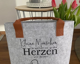 Personalisierte Filztasche , Kleine Menschen brauchen so große Herzen wie Deines ... Muttertagsgeschenk, Geschenk Erzieherin