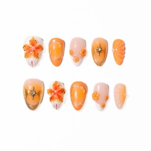 Press-On Nägel Orange Rhyme Süßer Traum Set | Blumen & Metall Dekor | Lebendige süße Art handgemachte falsche Nägel, wiederverwendbare Nagelkunst