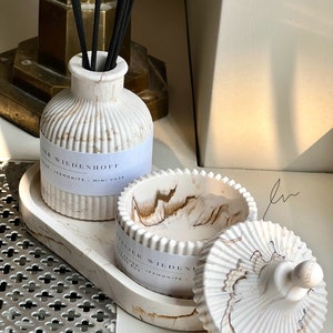 Set Jesmonite, vassoio ovale decorativo, scatola portaoggetti e piccolo vaso per boccioli o fiori secchi, set regali per donne, marmo, beige, casa neutra immagine 2