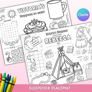 Könnte beinhalten: Zwei schwarz-weiße Schlafparty-Platzsets mit Aktivitäten wie einem Wortsuchrätsel, einem Labyrinth und Zeichenaufforderungen. Eines ist mit "Victoria's Sleepyheads are awake!" beschriftet und das andere mit "Victoria's Sleepover is more fun with Rebecca". Buntstifte sind im Vordergrund.