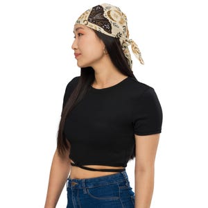 Bandana beige con stampa di falene, turbante boho per festival, sciarpa da rave ispirata alla natura, accessorio con stampa di insetti estetica, sciarpa neutra