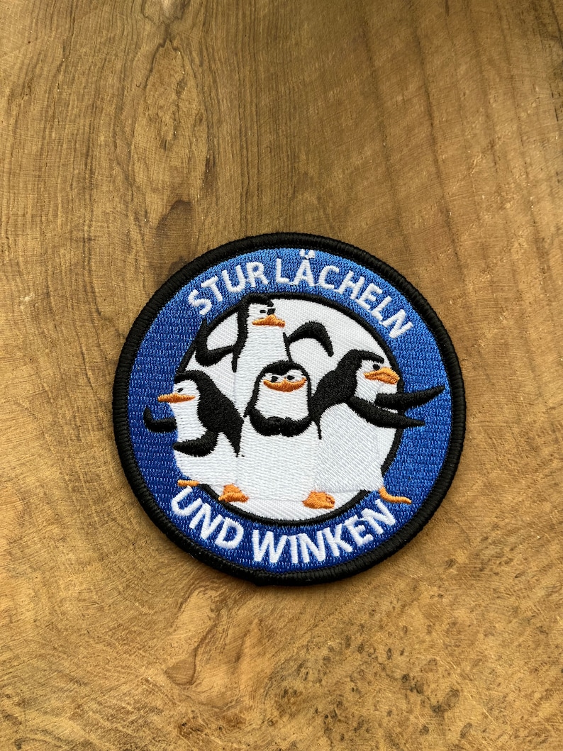 Patch mit Klett Aufnäher Abzeichen Flicken Pinguine von Madagaskar Stur lächeln und winken fun Satire Blau Bild 1