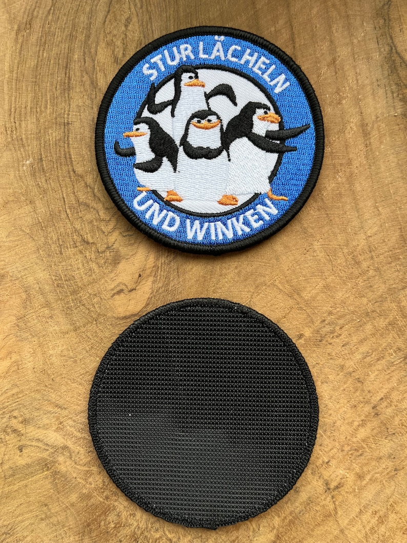 Patch mit Klett Aufnäher Abzeichen Flicken Pinguine von Madagaskar Stur lächeln und winken fun Satire Blau Bild 2