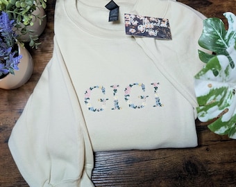 Floral Gigi Embroidered Sweatshirt, Gigi Floral Sweatshirt, Embroidered, Grandmother Gift, Gifts for Her, Embroidered Flowers