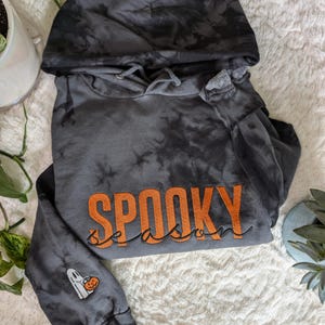 Sudadera con capucha bordada con efecto tie-dye de Spooky Season con manga fantasma bordada, ropa de Halloween