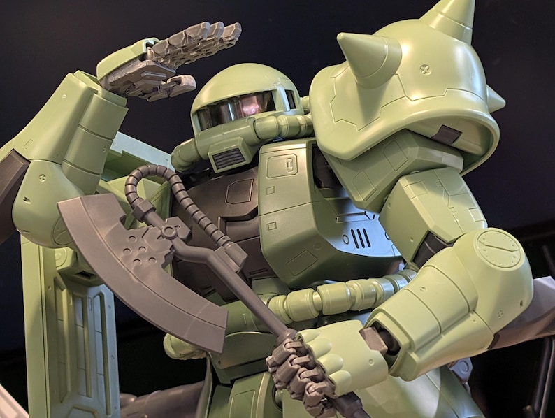 Op de afbeelding: Een lichtgroene robotactiefiguur met een gedetailleerd ontwerp. De figuur houdt een grijze bijl vast en heeft een hand omhoog. De robot heeft een helm, schouderpantser en meerdere gewrichten. Een verzamelobject.
