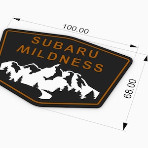 Könnte beinhalten: Schwarzer und orangefarbener gestickter Patch mit dem Text "SUBARU WILDNESS" und einer weißen Bergkette. Der Patch ist 10 cm breit und 7 cm hoch.