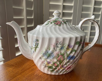 Tetera de porcelana de hueso estriada Aynsley Vintage 'Wild Tudor' con flores pastel y adornos dorados