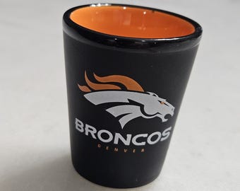 Vaso de chupito de 2 oz de los Denver Broncos de la NFL, azul y naranja, con el logo del equipo.