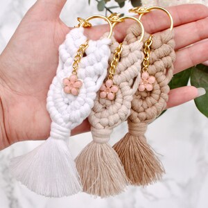 Macramé keychain | With flower charm | Perfect gift | Bag charm |