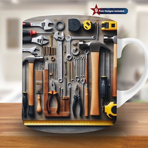 Peut inclure: Une tasse en céramique blanche avec un motif de divers outils, dont des marteaux, des clés, des tournevis, des pinces, des clous et un mètre ruban. Les outils sont disposés en grille sur un fond en bois.