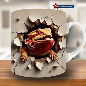 Puede incluir: Taza de cerámica blanca con una imagen colorida de un lagarto barbudo rompiendo una pared agrietada. El lagarto es naranja, amarillo y rojo con un cuerpo marrón claro. La taza tiene un asa blanca.