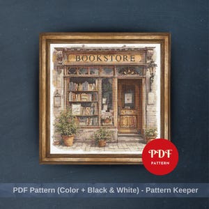Puede incluir: Patrón de punto de cruz de una librería pintoresca con la palabra "BOOKSTORE" sobre la entrada. La tienda presenta un escaparate con libros, una puerta de madera y plantas en macetas. La obra de arte enmarcada incluye un círculo rojo con "PDF PATTERN".